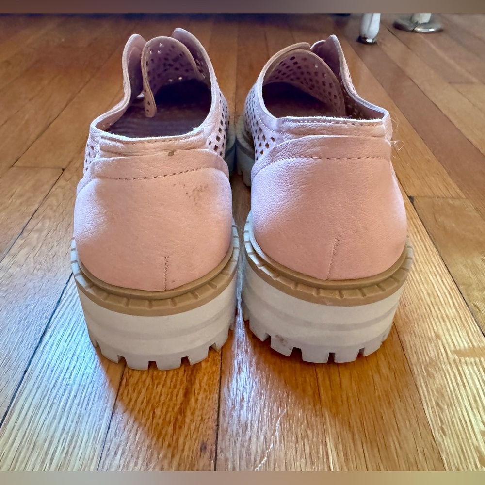 Vince Camuto Mritsa slip-on oxford with a perforated upper. Never worn. Size 6 - Picture 7 of 12